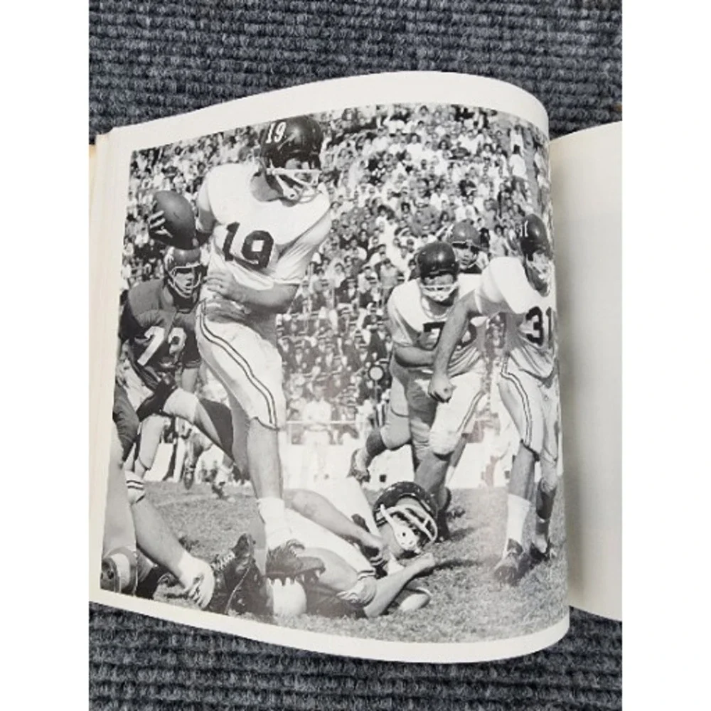 The Hogs Moments Remembered Arkansas Razorbacks Paperback Book‎